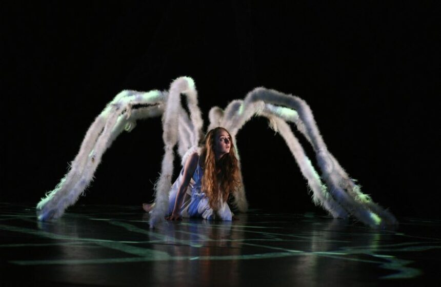 MOMIX - ALICE : Un spectacle inspiré de l’œuvre de Lewis Carroll