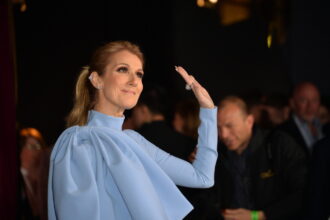 Céline Dion  chante « My Heat will Go On », la chanson de « Titanic » dans une nouvelle version du clip.