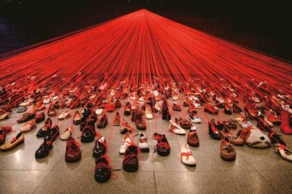 « The Soul Trembles » exposition de Chiharu Shiota
