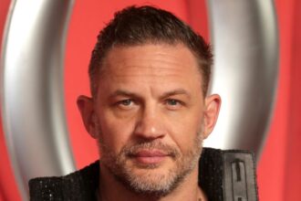 Tom Hardy, Pierce Brosnan et Helen Mirren : Guy Ritchie lance le tournage de The Associate à Londres 