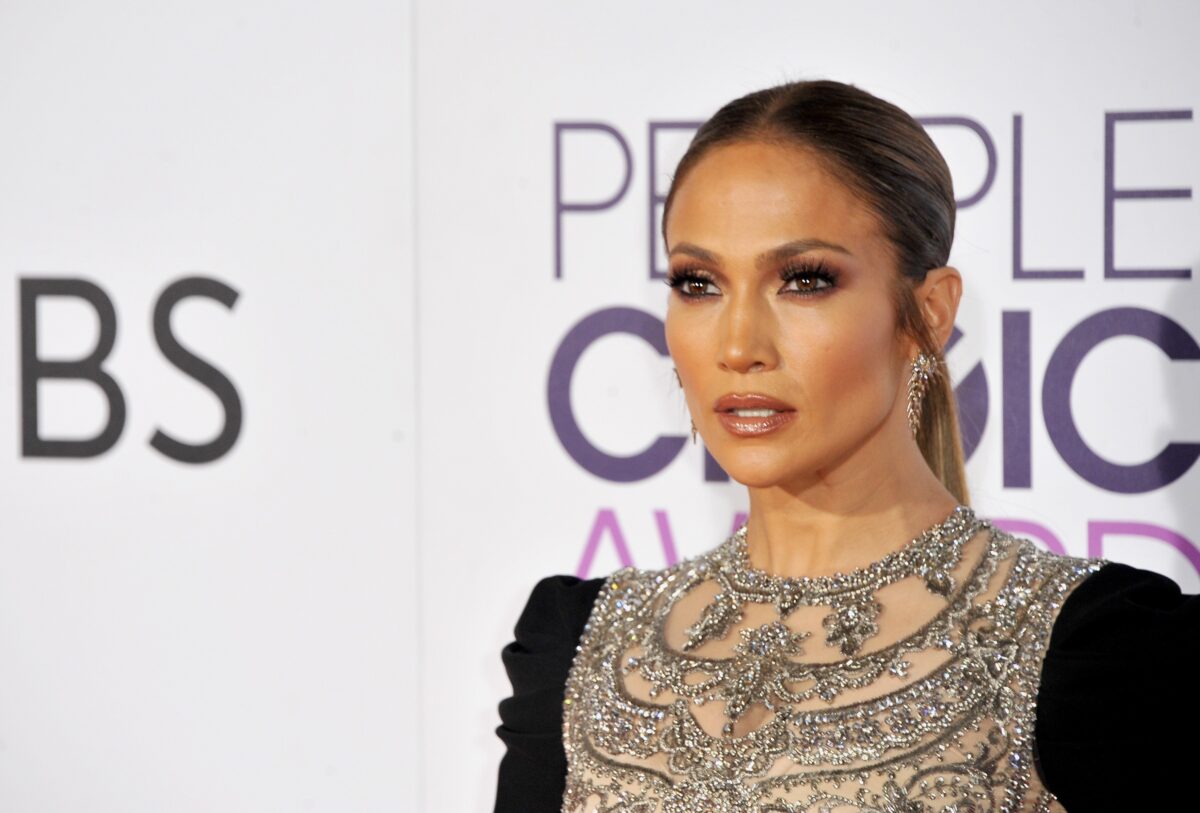 « Office Romance » : Netflix dévoile une comédie romantique sous tension avec Jennifer Lopez et Brett Goldstein