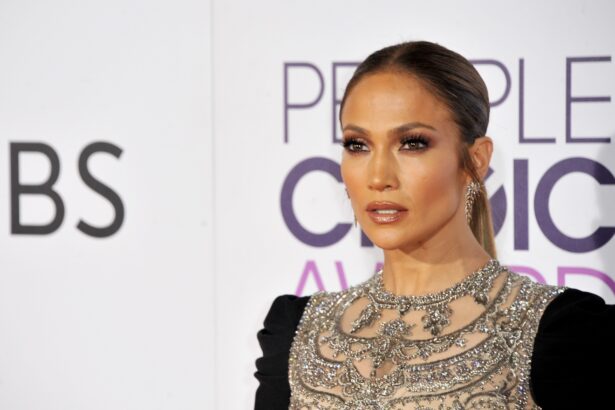 « Office Romance » : Netflix dévoile une comédie romantique sous tension avec Jennifer Lopez et Brett Goldstein
