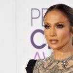 « Office Romance » : Netflix dévoile une comédie romantique sous tension avec Jennifer Lopez et Brett Goldstein