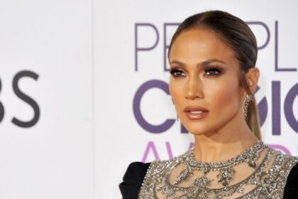 « Office Romance » : Netflix dévoile une comédie romantique sous tension avec Jennifer Lopez et Brett Goldstein