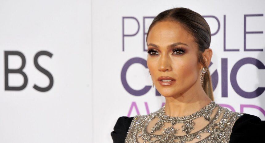 « Office Romance » : Netflix dévoile une comédie romantique sous tension avec Jennifer Lopez et Brett Goldstein