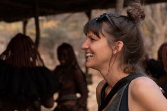 Mélanie Mélot : L’Œil Nomade au Service du Féminin