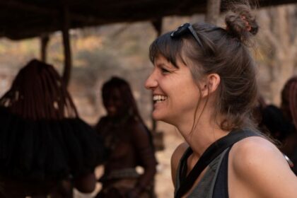 Mélanie Mélot : L’Œil Nomade au Service du Féminin