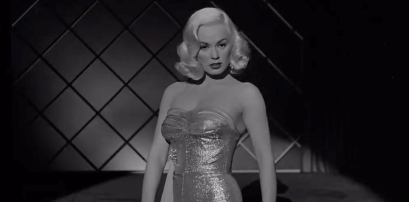 Mamie Van Doren se dévoile dans un documentaire