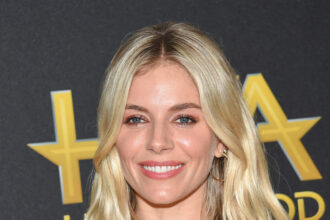 Sienna Miller, John Mulaney et Kathryn Hahn dans "Madden"