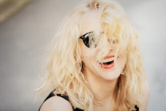 Womankind : Sylvie Burger électrise la pop féminine  avec Womanpower of Love 