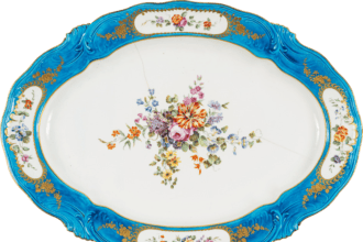 Versailles s’offre un trésor royal : un plat d’exception du service bleu céleste de Louis XV entre dans les collections nationales
