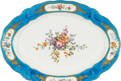 Versailles s’offre un trésor royal : un plat d’exception du service bleu céleste de Louis XV entre dans les collections nationales