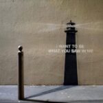 Marseille : Banksy installe un phare énigmatique