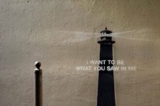 Marseille : Banksy installe un phare énigmatique