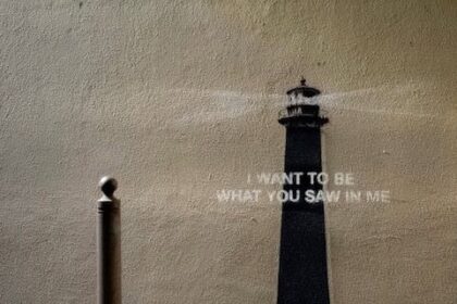 Marseille : Banksy installe un phare énigmatique