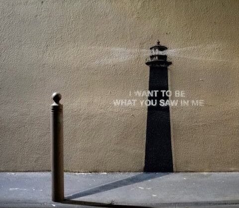 Marseille : Banksy installe un phare énigmatique