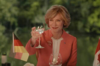 Le film réunit une distribution internationale prestigieuse — Cate Blanchett, Denis Ménochet, Charles Dance, Roy Dupuis — pour incarner les dirigeants d’un monde au bord du gouffre.