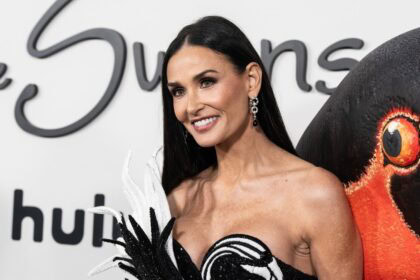 « Strange Arrivals » : Romance extraterrestre 2416752845