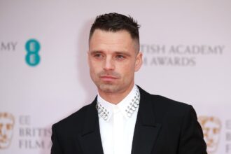 Sebastian Stan et Leo Woodall incarnent un couple dans "Burning Rainbow Farm"