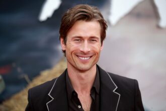 Glen Powell retrouve Ron Howard dans « Untitled Firefighter »