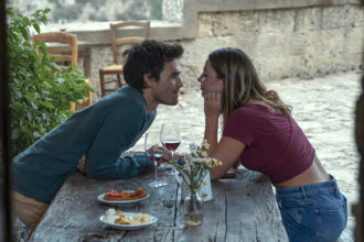 The Map That Leads To You : Madelyn Cline et KJ Apa emportés par un amour inattendu