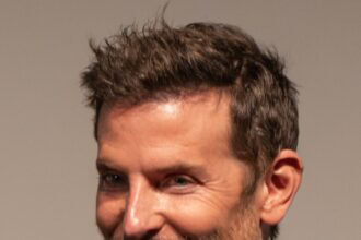Bradley Cooper signe-t-il son film le plus intime avec « Is This Thing On ? » ?
