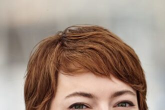« Bugonia » : Emma Stone et Yorgos Lanthimos frappent à nouveau avec une comédie noire décalée