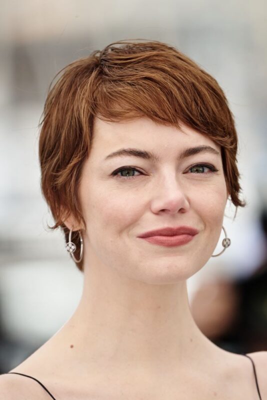 « Bugonia » : Emma Stone et Yorgos Lanthimos frappent à nouveau avec une comédie noire décalée