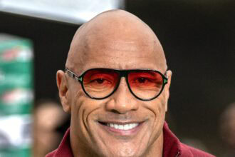 Benny Safdie, Dwayne Johnson et Emily Blunt triomphent à Venise avec The Smashing Machine