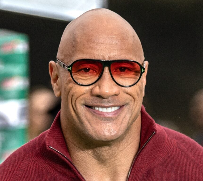 Benny Safdie, Dwayne Johnson et Emily Blunt triomphent à Venise avec The Smashing Machine