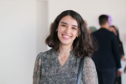 Hajar Ouhsine : Un café, deux âmes, un instant, une nouvelle au bord de la mer