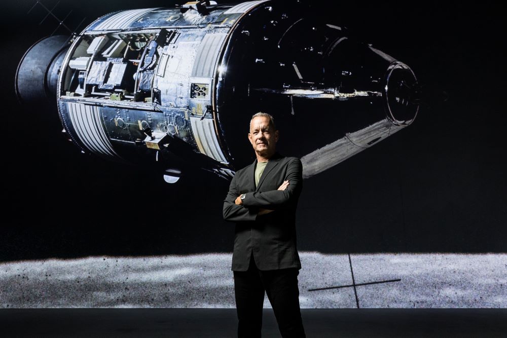 Destination Lune avec Tom Hanks à l’Atelier des Lumières