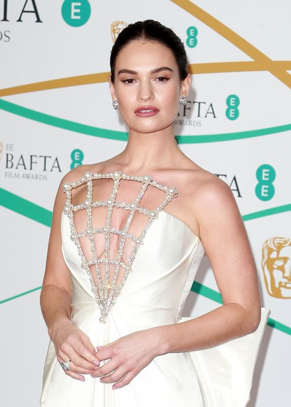 Lily James incarne Whitney Wolfe Herd dans Swipe