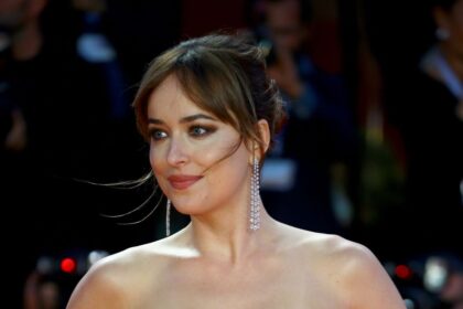 "A Tree Is Blue" : Dakota Johnson passe derrière la caméra
