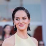 Noémie Merlant en clair-obscur : cinéma, regard et chanson