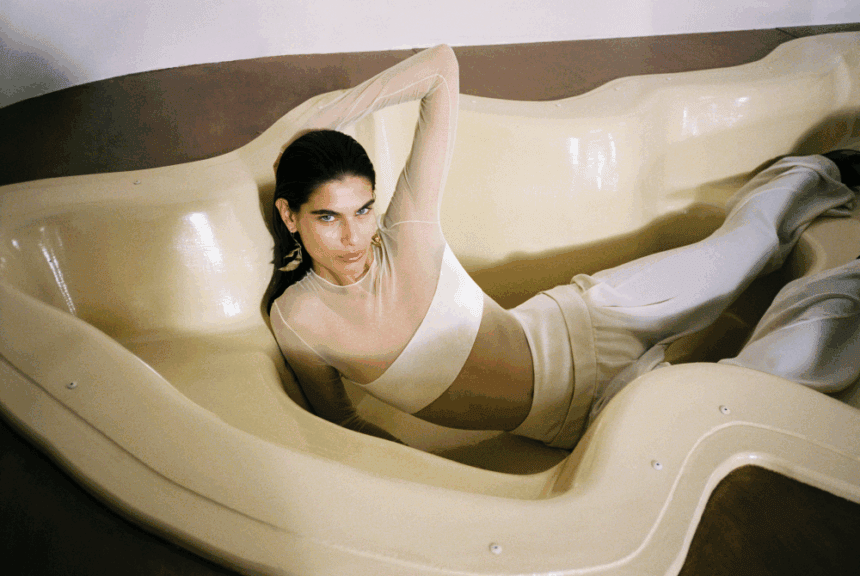 Alicja Kwade et Galvan : une collaboration artistique à Paris Fashion Week