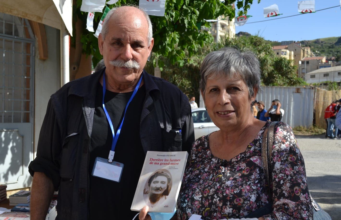 Ferroudja Ousmer en compagnie de son éditeur Arezki Ait-Larbi