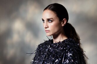 Qui est Typh Barrow, la chanteuse belge attendue à Paris ?