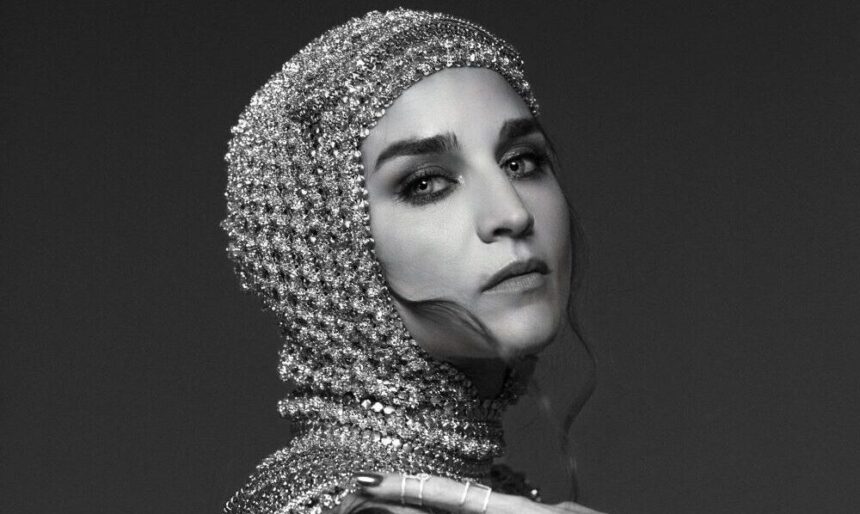 Qui est Typh Barrow, la chanteuse belge attendue à Paris ?