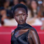 Anyier Anei : mannequin, actrice et figure d’une artiste hybride contemporaine