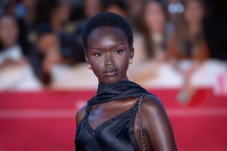 Anyier Anei : mannequin, actrice et figure d’une artiste hybride contemporaine