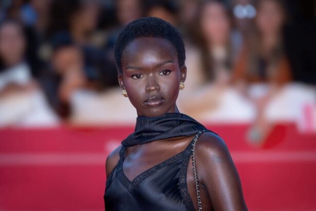 Anyier Anei : mannequin, actrice et figure d’une artiste hybride contemporaine