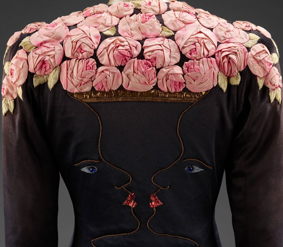 Schiaparelli : Fashion Becomes Art au V&A, la mode comme geste artistique
