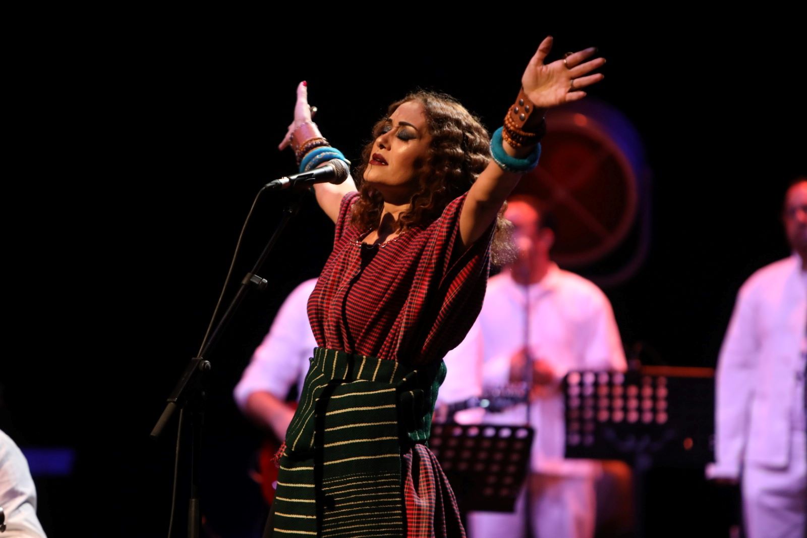 Interview Lobna Noomen : entre théâtre et musique, une artiste de scène plurielle