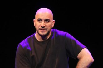 Couleur Framboise : Mehdi Djaadi, un seul-en-scène sensible à La Scala Paris