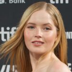 « Moss & Freud » : Ellie Bamber incarne une Kate Moss intime face à Derek Jacobi