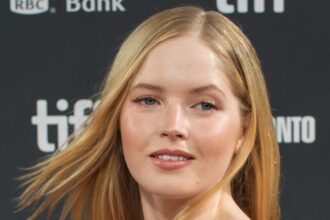 « Moss & Freud » : Ellie Bamber incarne une Kate Moss intime face à Derek Jacobi