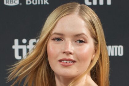 « Moss & Freud » : Ellie Bamber incarne une Kate Moss intime face à Derek Jacobi