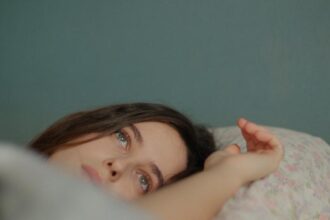 Tess Barthélemy (Annie Ernaux), dans « Mémoire de fille », de Judith Godrèche.