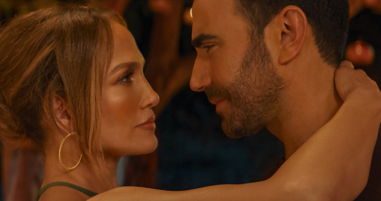 Jennifer Lopez et Brett Goldstein dans Office Romance